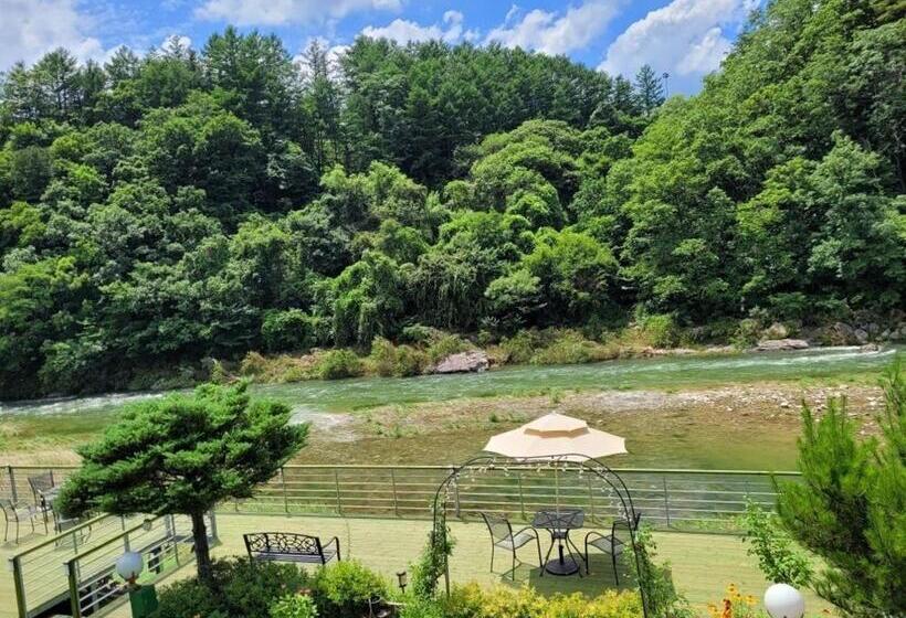 Gapyeong Chorok Jeongwon Gyegok Dokchae Pension