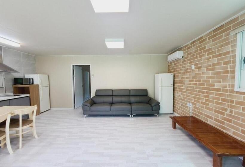 Gapyeong Chorok Jeongwon Gyegok Dokchae Pension