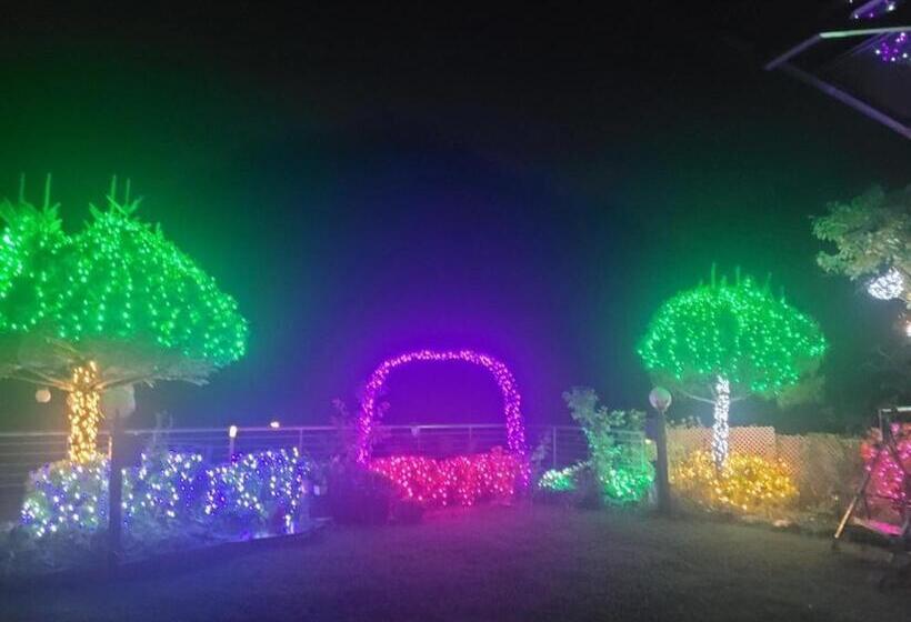 Gapyeong Chorok Jeongwon Gyegok Dokchae Pension