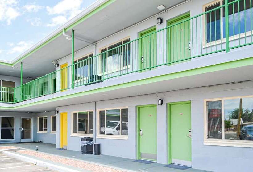 מוטל Greeley University Inn