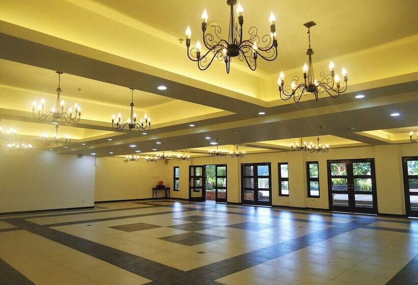 בית מלון כפרי Momarco Forest Cove Resort And