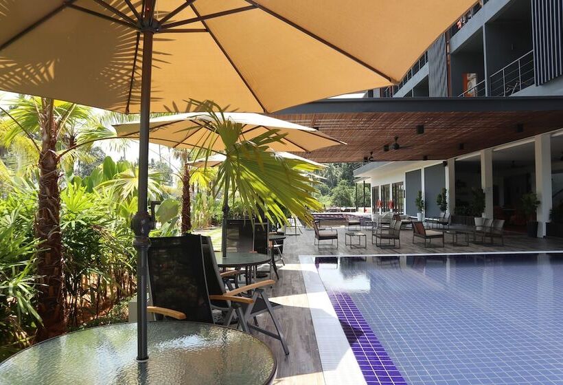 酒店 Roxy Sematan Villa & Townhouse