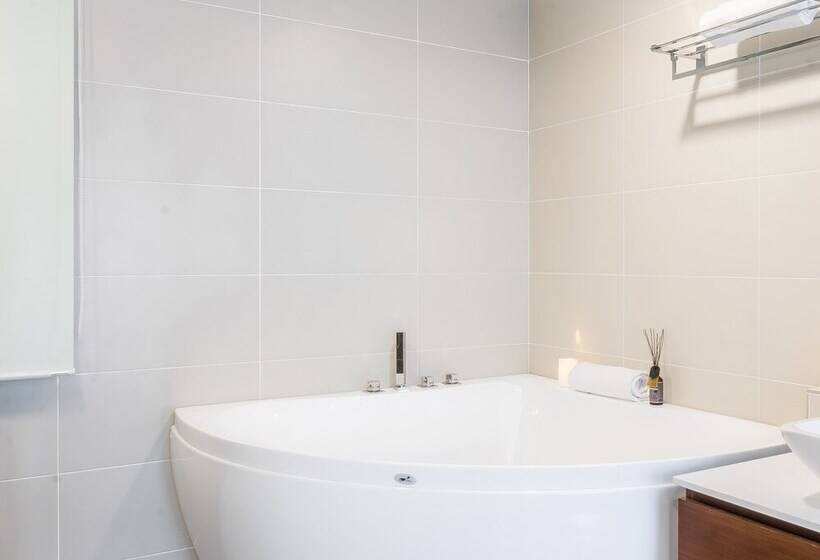 هتل The Haven Lakeside Suites By Verve