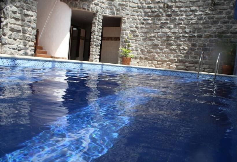 هتل Ulba Hosteria