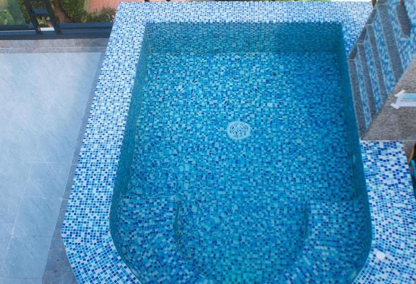 Phi Phi Nice Beach Hotel Hip