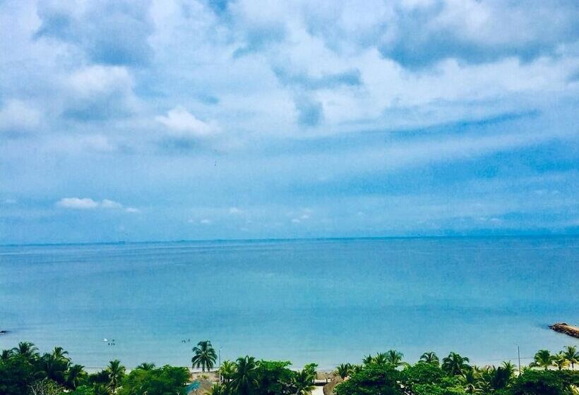 مسافرخانه Criollo Beach Camp