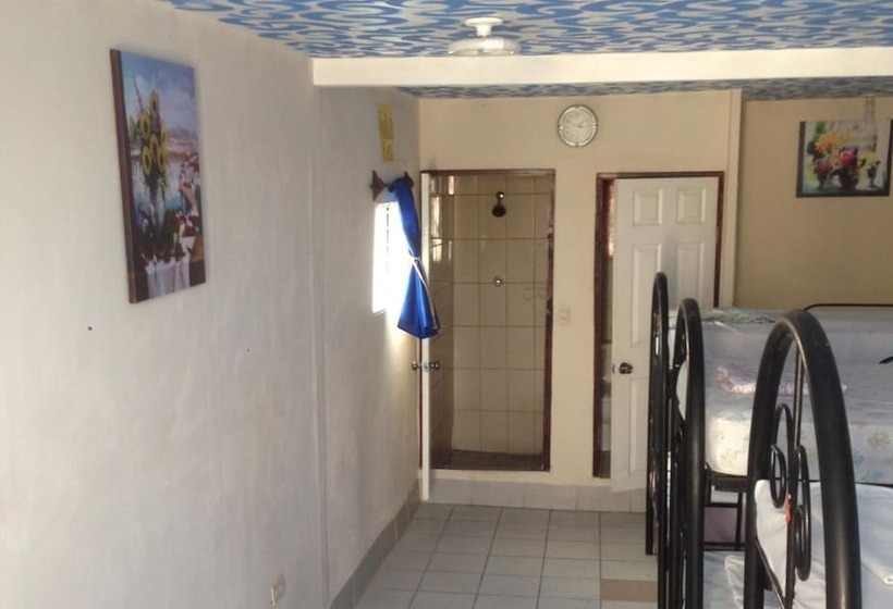 Hostal Brisas Y Olas   Hostel