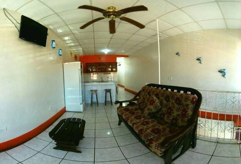 Hostal Brisas Y Olas   Hostel
