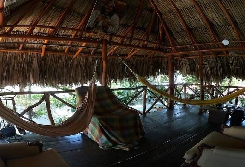 ユースホステル Hostal Backpackers Villa Karejo
