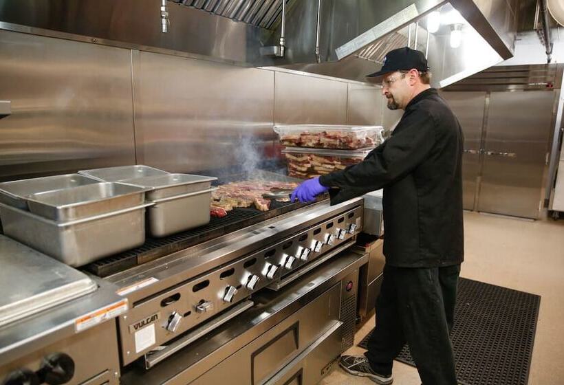 בית מלון כפרי Brooks Camp