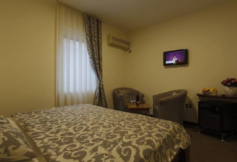 پانسیون Guesthouse Tara