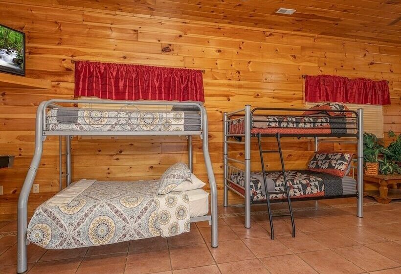 Spacious Party Hut Near Attractions By Redawning