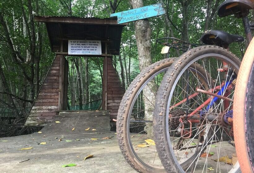 Bakau Hijau Riverlodge   Hostel