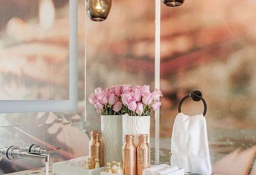 فندق على الطريق Rsvp