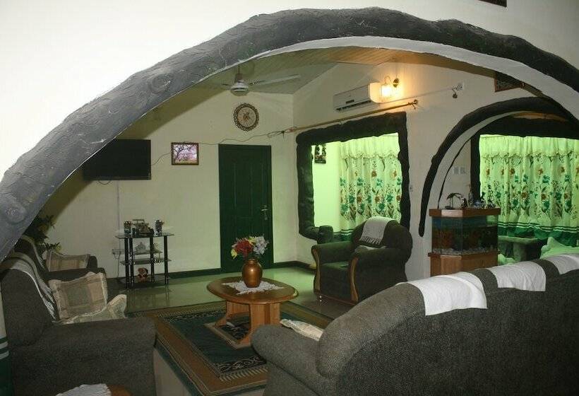 بنسيون Godville Guest House