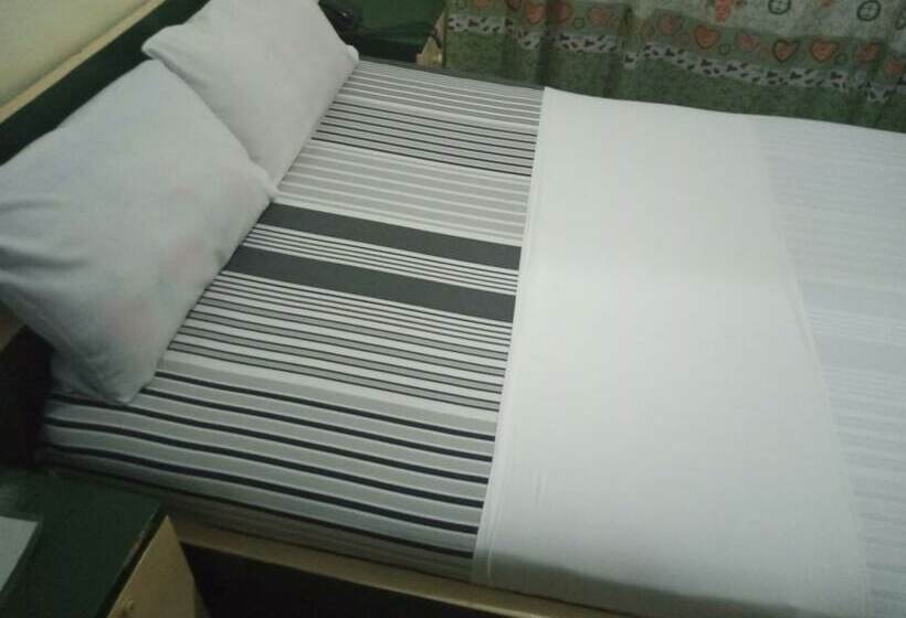 بنسيون Godville Guest House