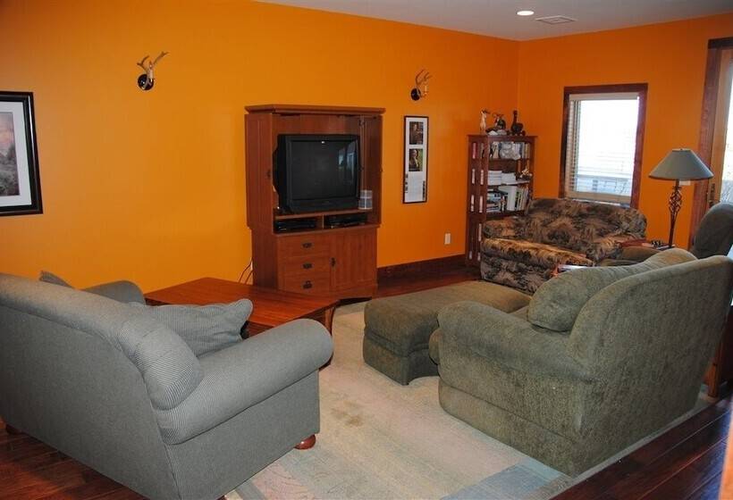Bed and Breakfast Comstock Premier Lodge Llc