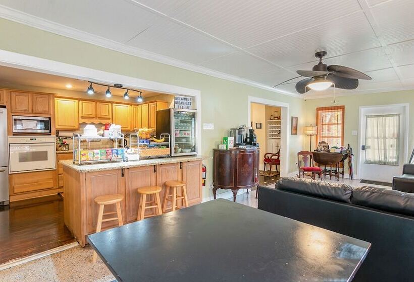 Bed and Breakfast The Wayward Traveler S Inn