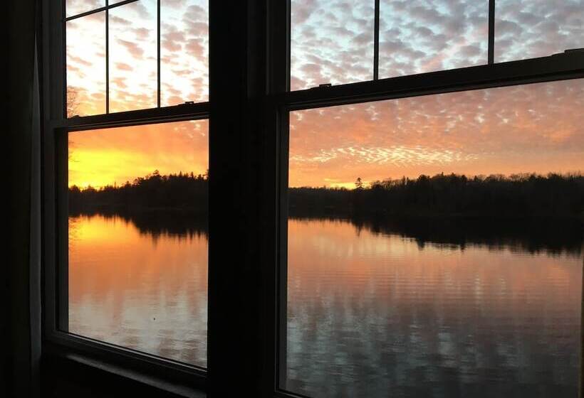 호텔 Hanging Horn Lakeside Resort
