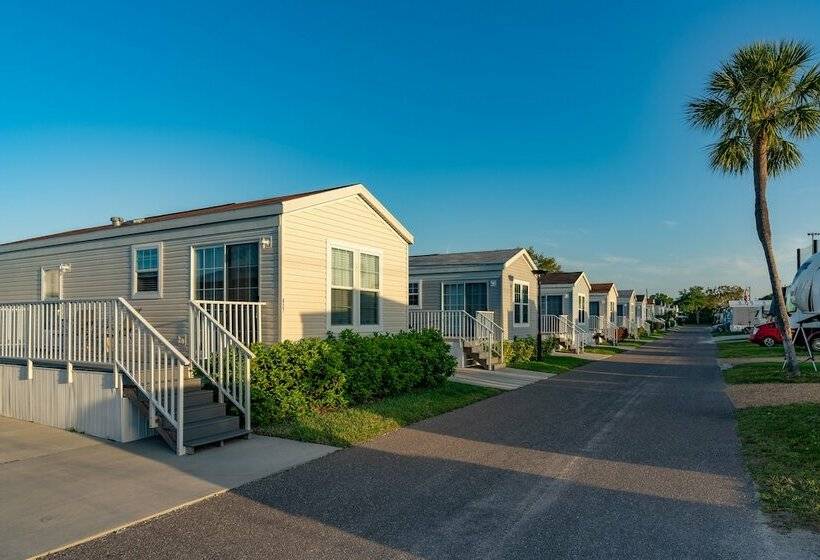 فندق Rainbow Village Of Largo