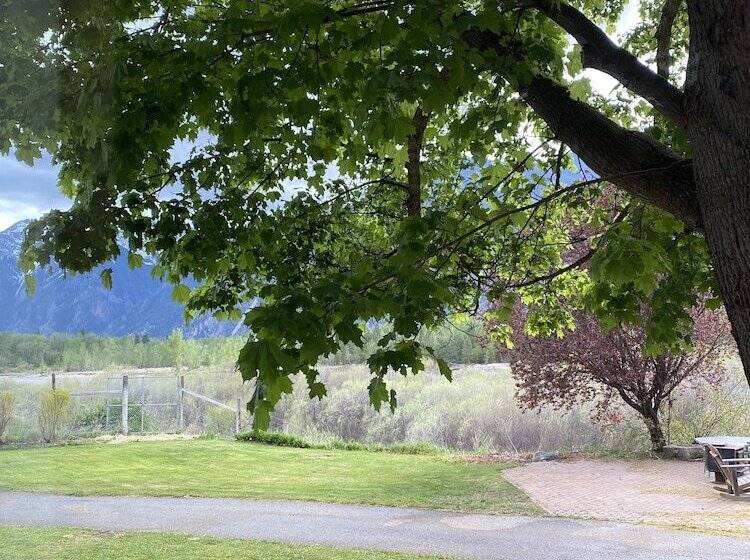 בית מלון כפרי Similkameen Wild Resort & Winery