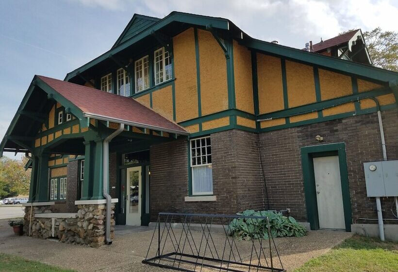 Little Rock Firehouse Museum & Hostel