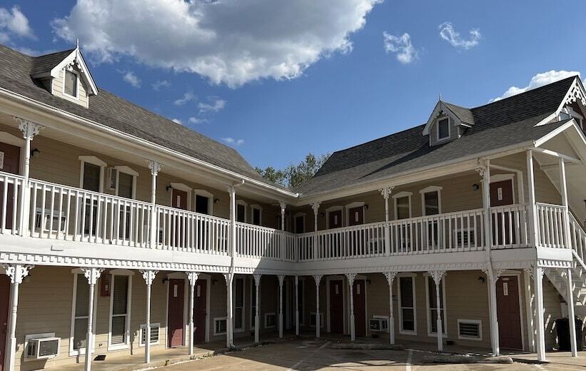 فندق على الطريق Victorian Inn