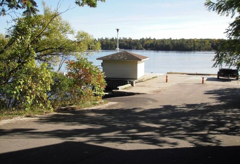 Capricorn Motel Royale Thousand Islands