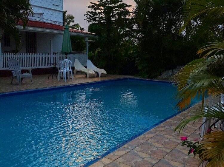 پانسیون The Tropical Villa