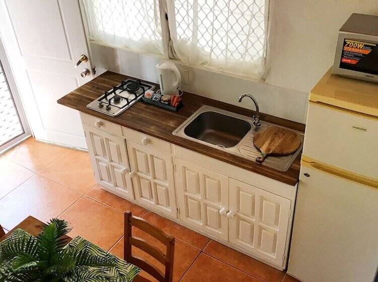 پانسیون The Tropical Villa