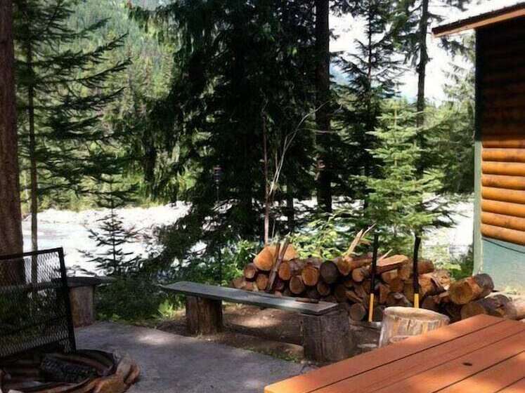 צימר Mount Robson Mountain River Lodge