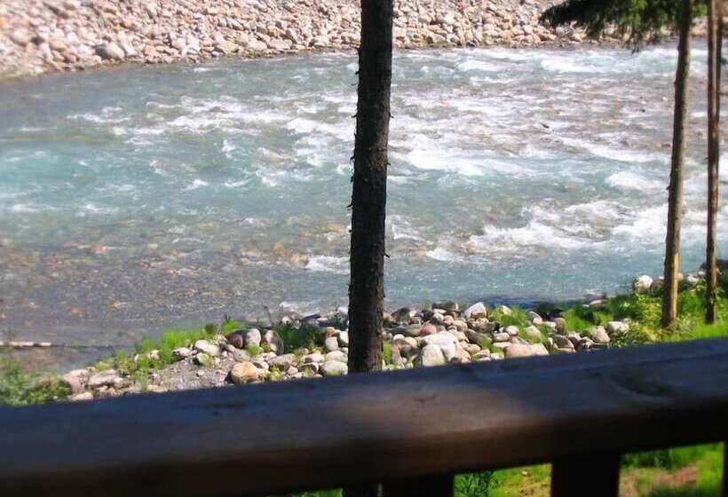 צימר Mount Robson Mountain River Lodge