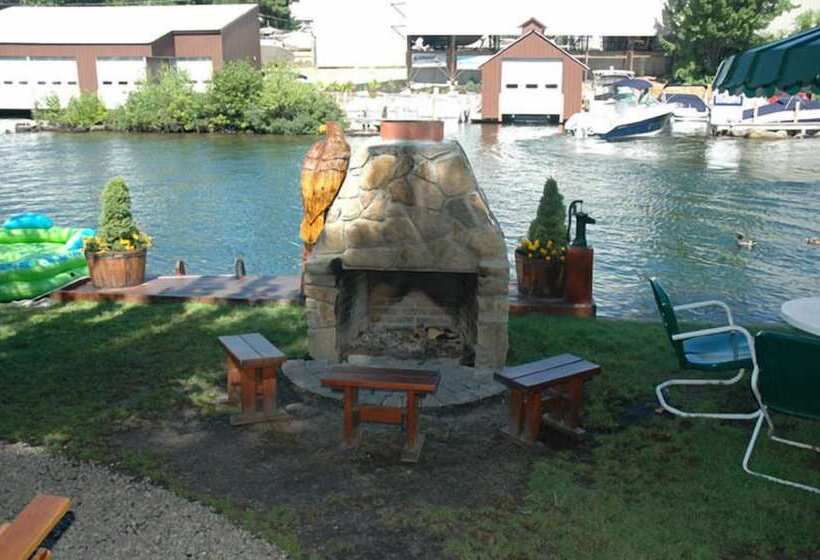 هتل Channel Watefront Cottages