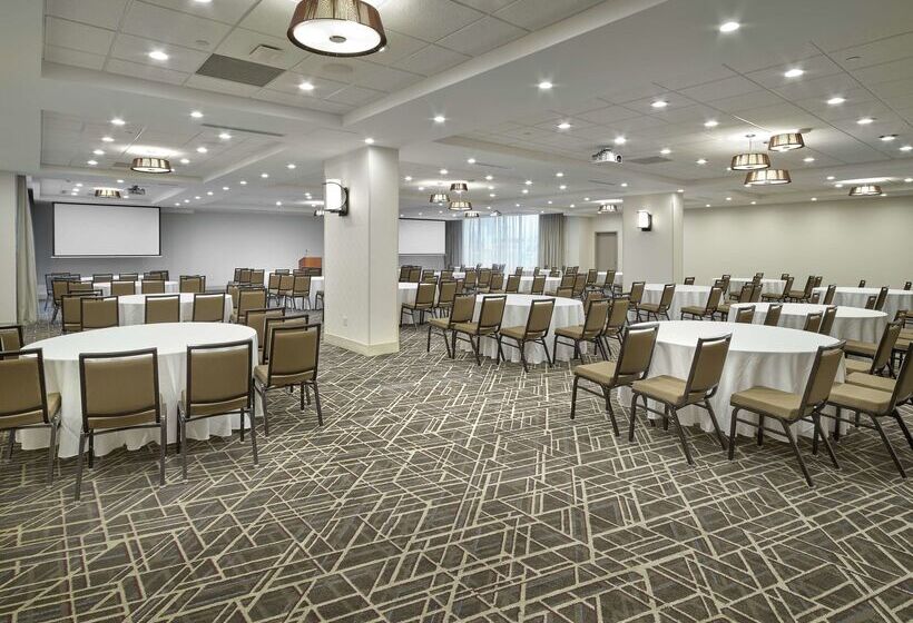 בית מלון כפרי Doubletree By Hilton Edmonton Downtown