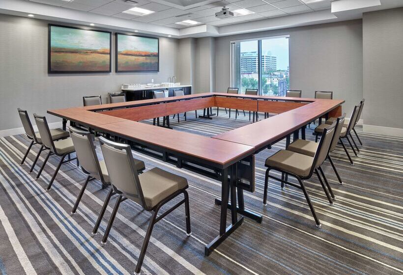 בית מלון כפרי Doubletree By Hilton Edmonton Downtown