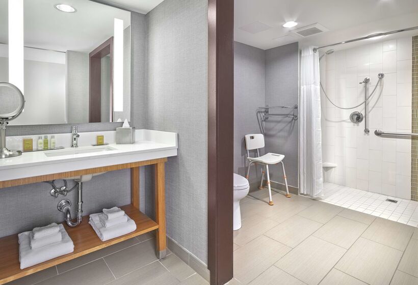 בית מלון כפרי Doubletree By Hilton Edmonton Downtown