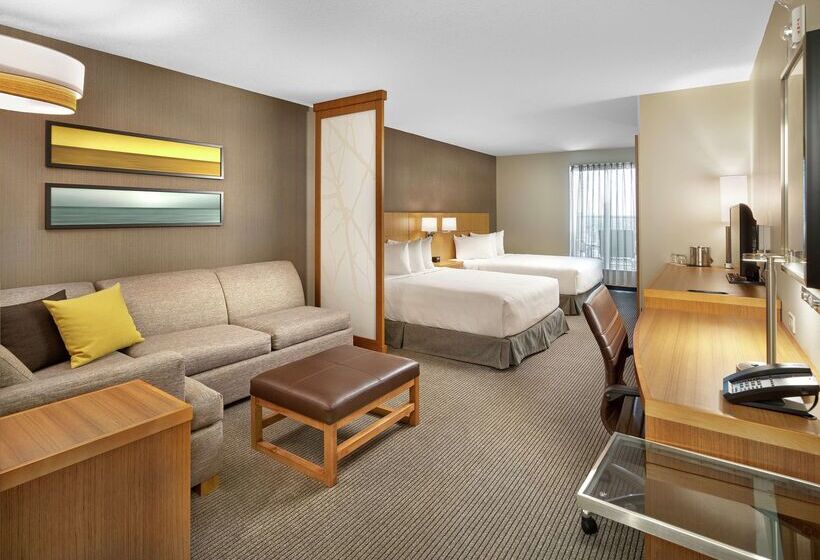 בית מלון כפרי Doubletree By Hilton Edmonton Downtown