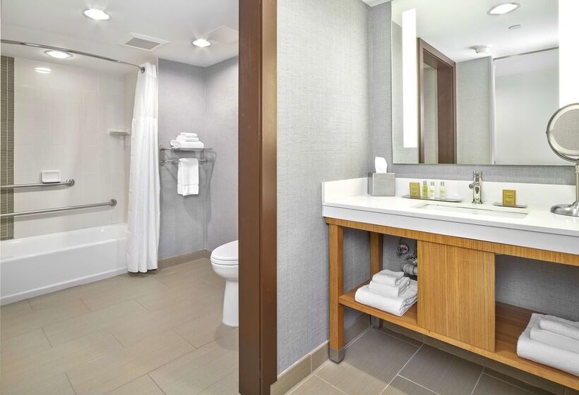 בית מלון כפרי Doubletree By Hilton Edmonton Downtown
