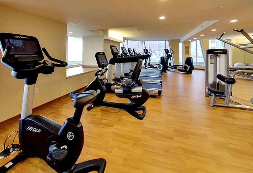 בית מלון כפרי Doubletree By Hilton Edmonton Downtown
