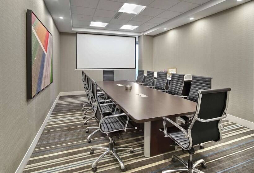 בית מלון כפרי Doubletree By Hilton Edmonton Downtown