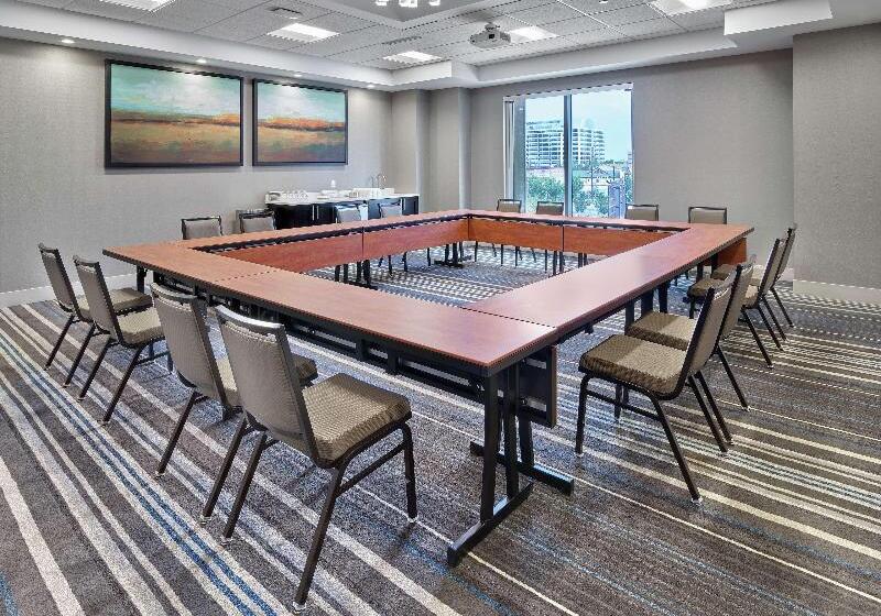 בית מלון כפרי Doubletree By Hilton Edmonton Downtown