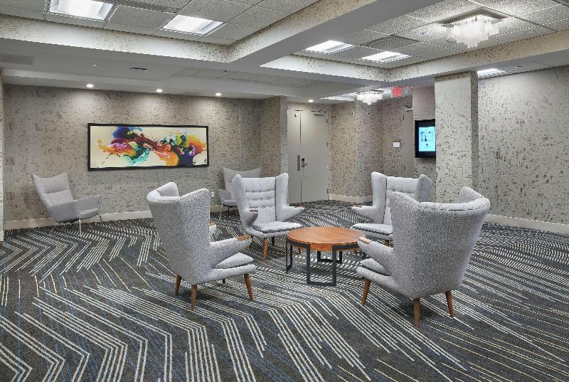 בית מלון כפרי Doubletree By Hilton Edmonton Downtown