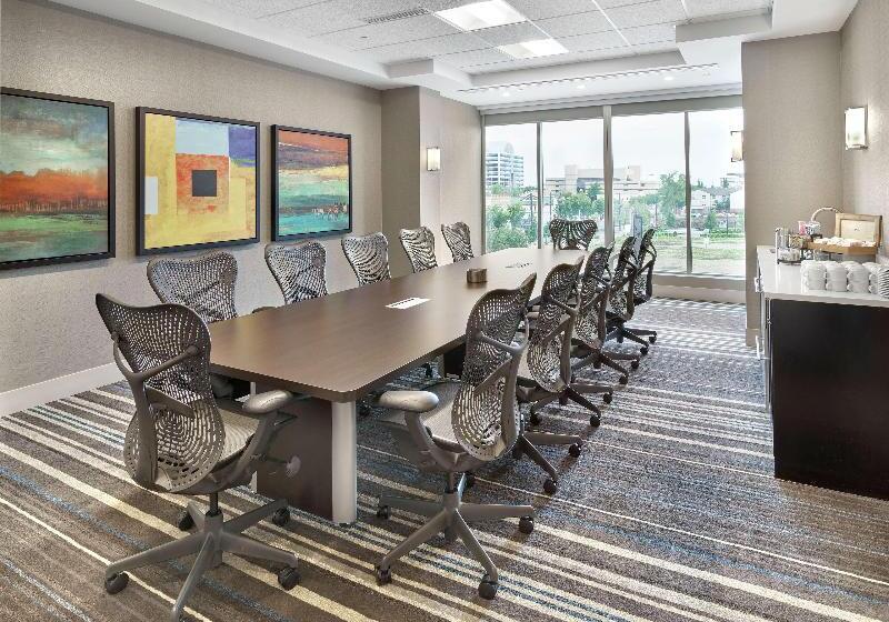 בית מלון כפרי Doubletree By Hilton Edmonton Downtown