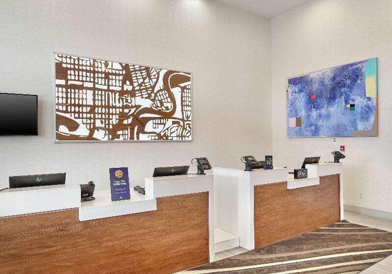 בית מלון כפרי Doubletree By Hilton Edmonton Downtown