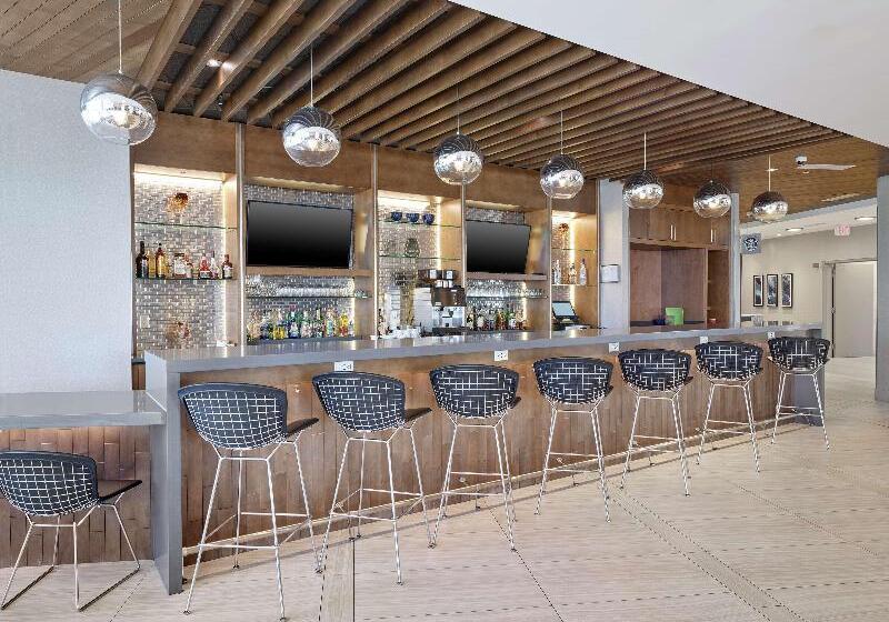 בית מלון כפרי Doubletree By Hilton Edmonton Downtown
