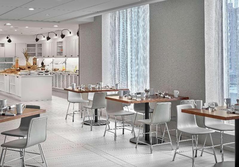 בית מלון כפרי Doubletree By Hilton Edmonton Downtown