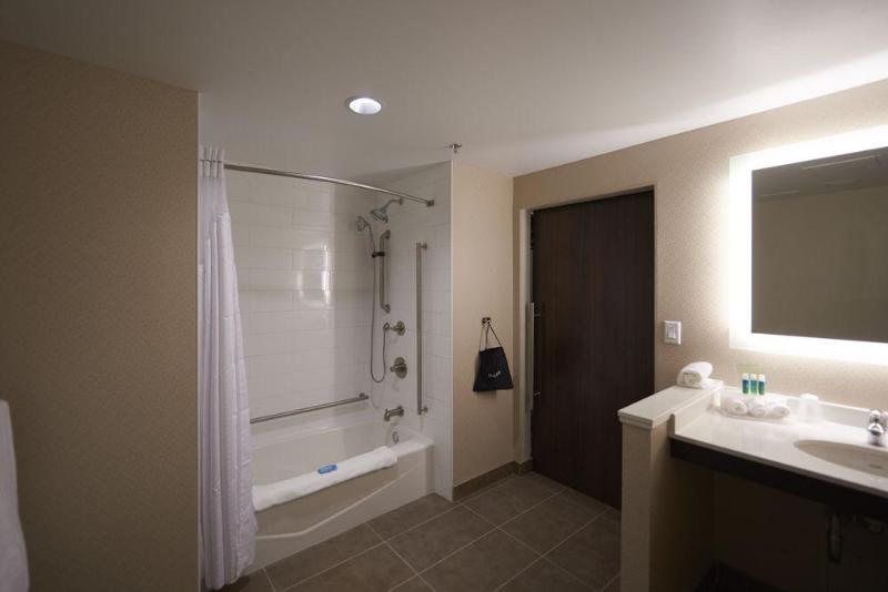 فندق Holiday Inn Express & Suites St. John S Airport, An Ihg
