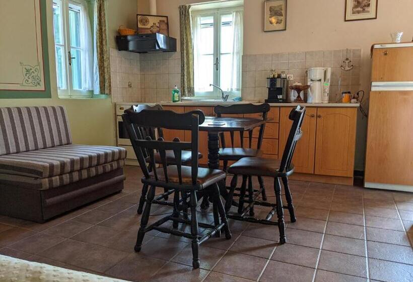 ベッドアンドブレックファースト Gerofotis Traditional Guesthouse Est 1892   Close To Aigio, Akoli, Selianitika