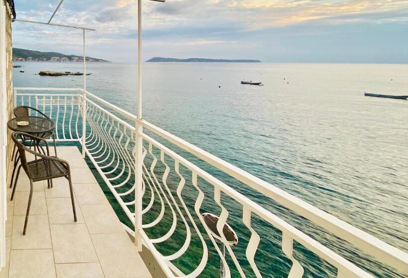 ホテル Apartments And Rooms By The Sea Komiza, Vis   2431