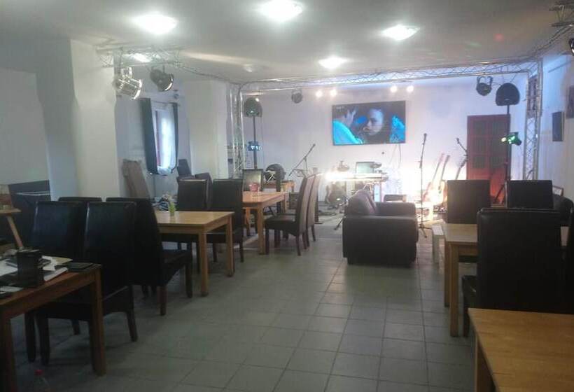 فندق Penzion A Restaurace Na Jízdárně